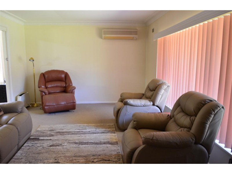 195 Capper Street, Tumut NSW 2720