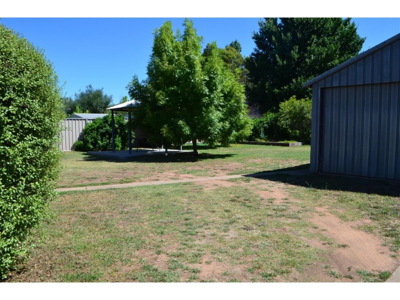 195 Capper Street, Tumut NSW 2720
