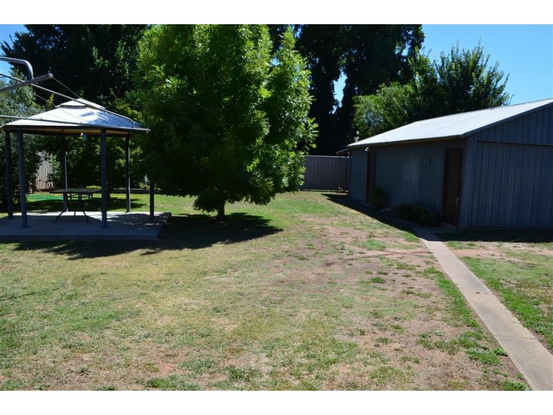 195 Capper Street, Tumut NSW 2720