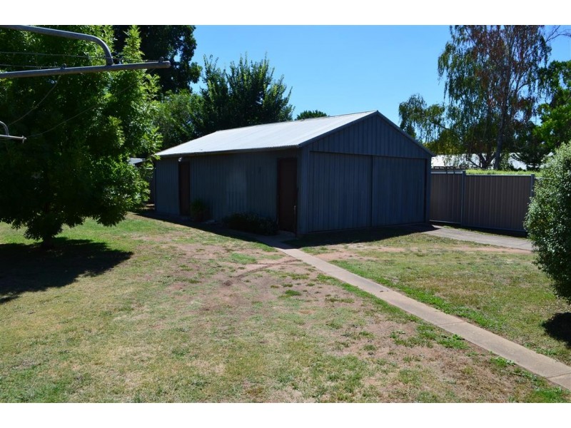 195 Capper Street, Tumut NSW 2720