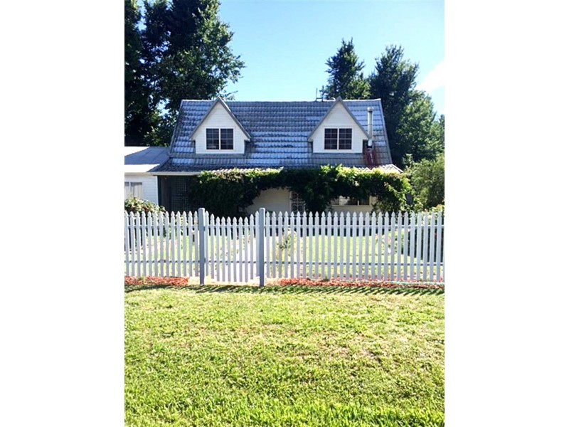 5 Travers Street, Adelong NSW 2729