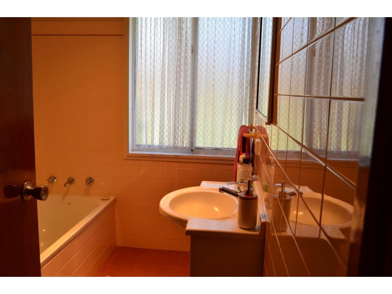 24 Broughton Street, Tumut NSW 2720