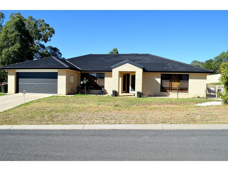 10 Green Street, Tumut NSW 2720