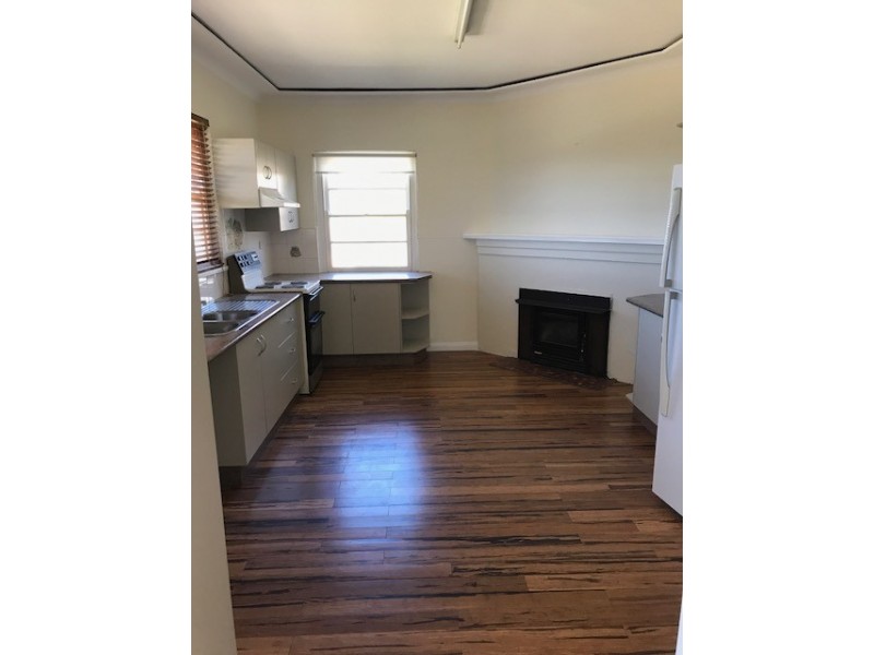 18 Simpson Street, Tumut NSW 2720