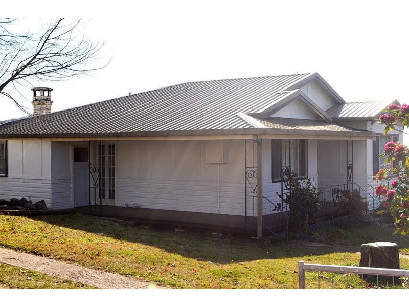 16 Tumbarumba Road, Batlow NSW 2730
