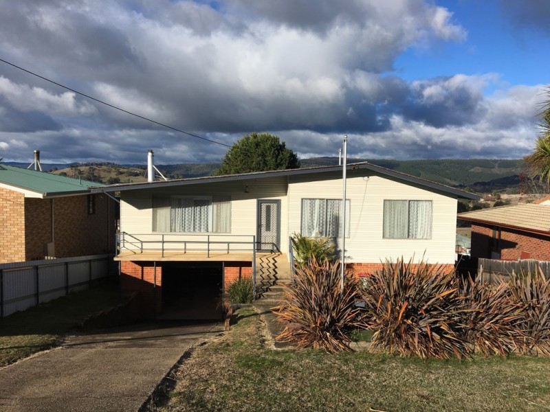 33 Sunnyside Ave, Batlow NSW 2730