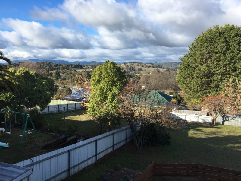 33 Sunnyside Ave, Batlow NSW 2730