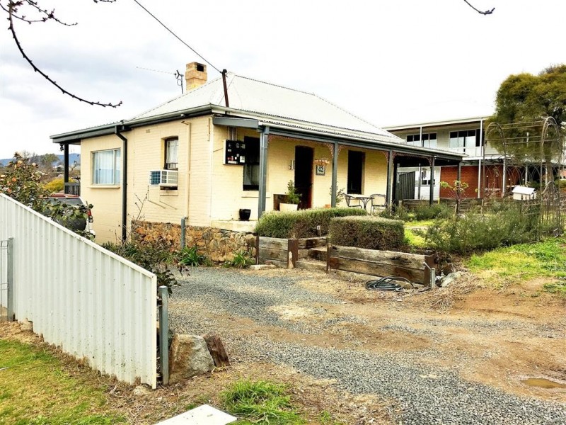 42 Carey Street, Tumut NSW 2720