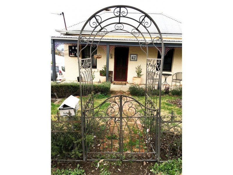 42 Carey Street, Tumut NSW 2720