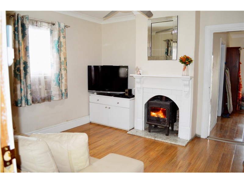 42 Carey Street, Tumut NSW 2720