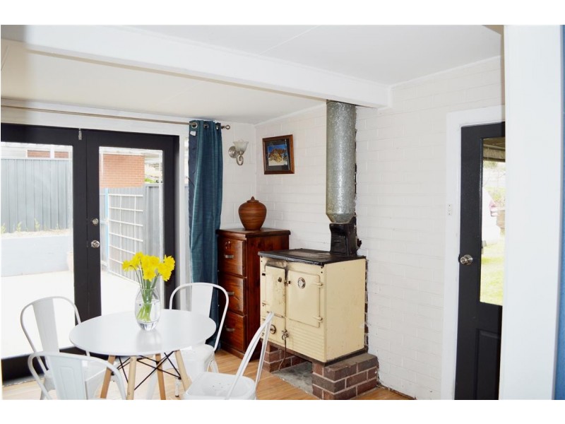 42 Carey Street, Tumut NSW 2720