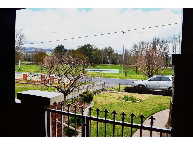 1/4 Carey Street, Tumut NSW 2720