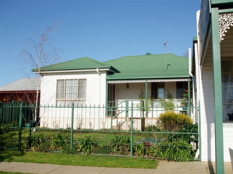 177 Capper Street, Tumut NSW 2720