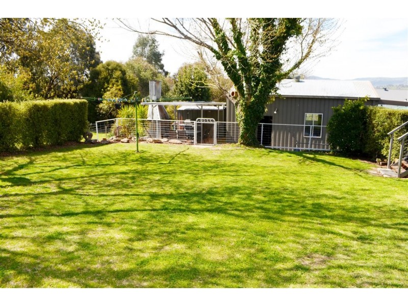 83 Broughton Street, Tumut NSW 2720