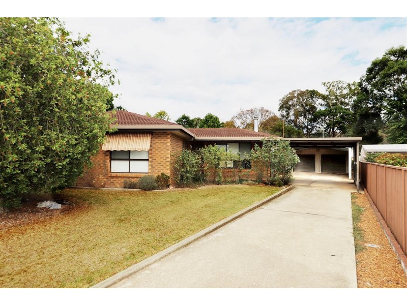 27 Wattle Crescent, Tumut NSW 2720