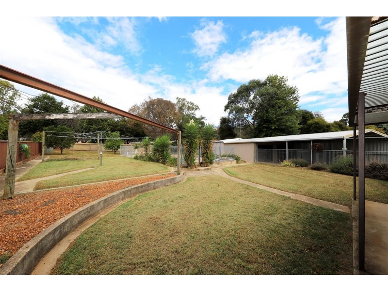 27 Wattle Crescent, Tumut NSW 2720