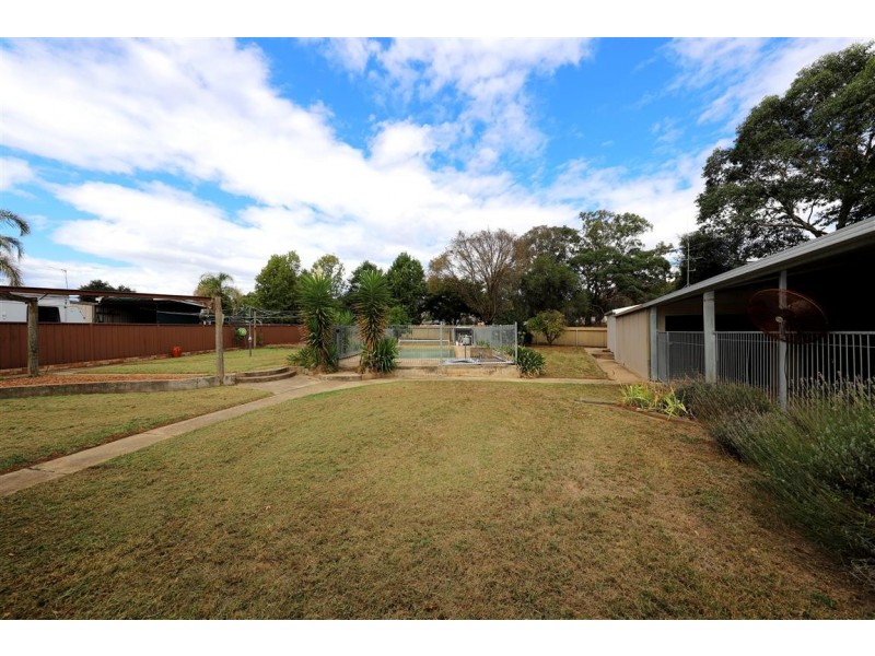 27 Wattle Crescent, Tumut NSW 2720