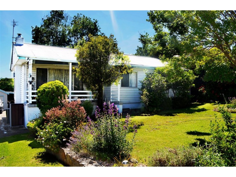 4 Lambie Street, Tumut NSW 2720