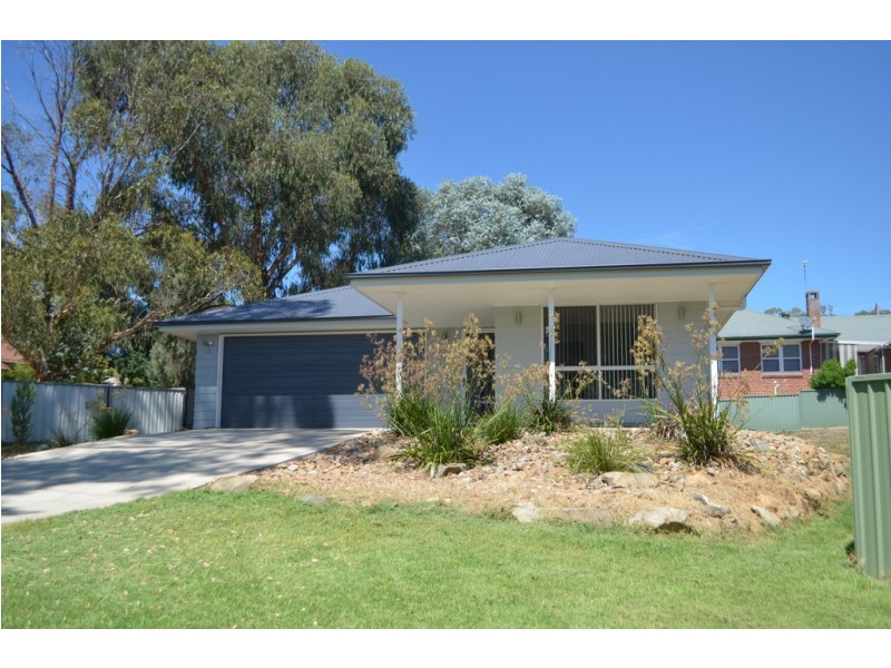 84 Richmond Street, Tumut NSW 2720