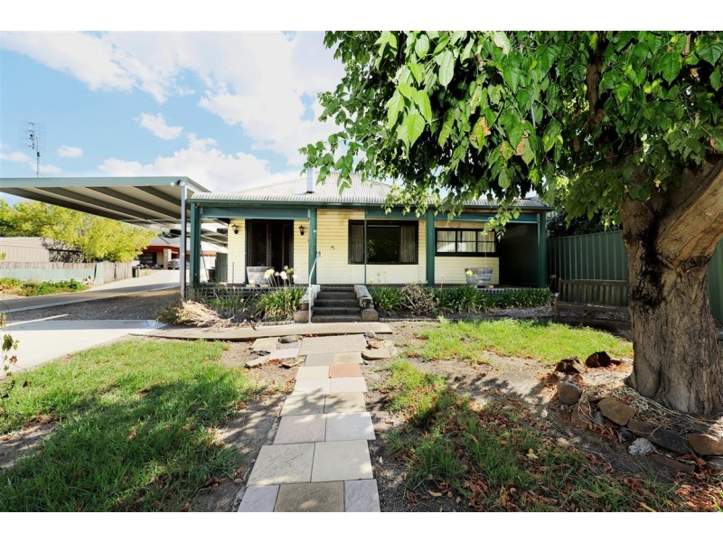 185 Capper Street, Tumut NSW 2720