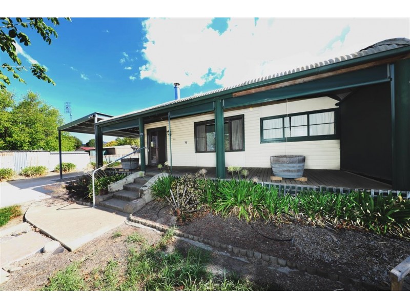 185 Capper Street, Tumut NSW 2720