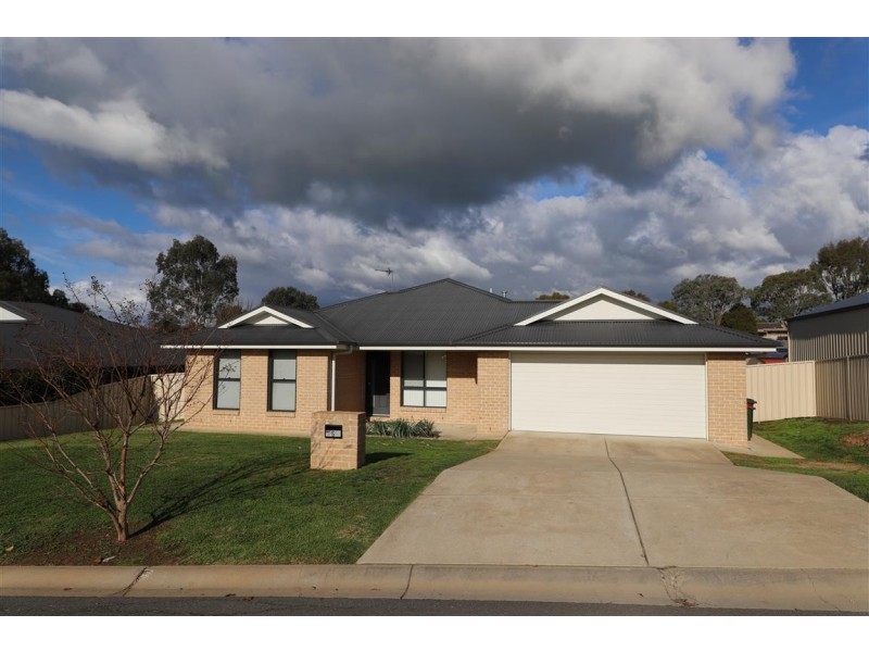 6 King Place, Tumut NSW 2720