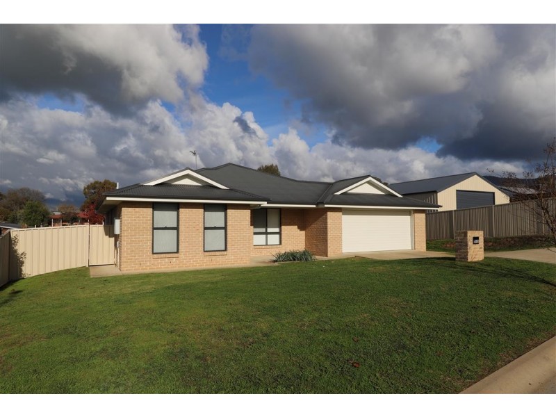 6 King Place, Tumut NSW 2720