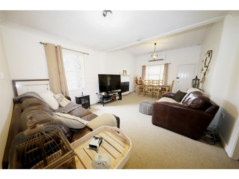17 Gilmore Street, Adelong NSW 2729