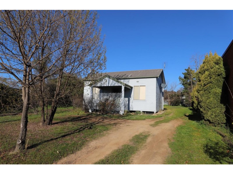 69 Capper Street, Tumut NSW 2720