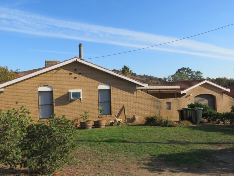 130 West Street, Gundagai NSW 2722