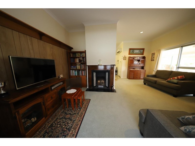 65 Carey Street, Tumut NSW 2720