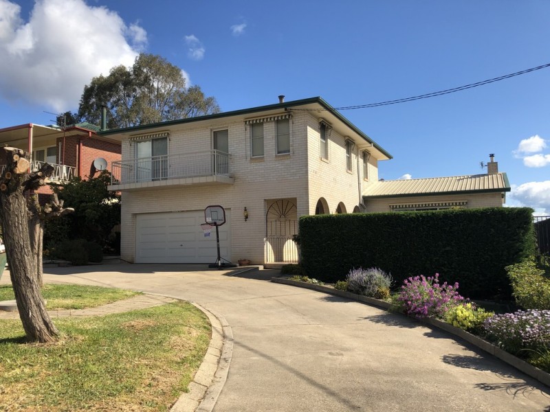 9 Godfrey Street, Tumut NSW 2720