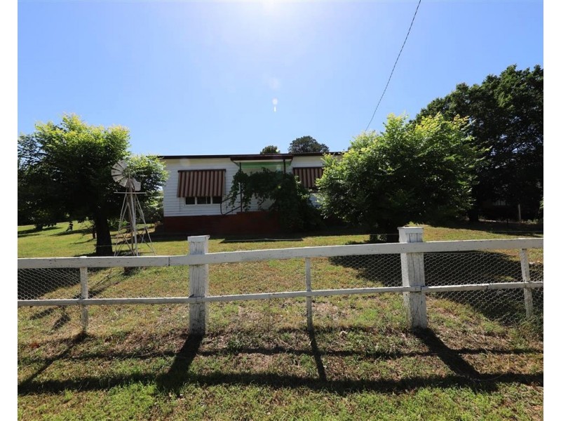 4 Cromwell Street, Adelong NSW 2729