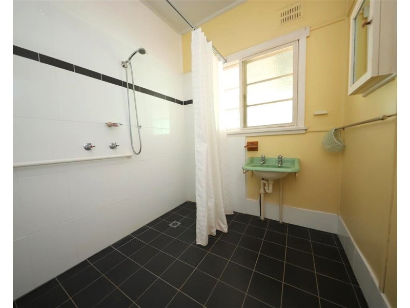 4 Cromwell Street, Adelong NSW 2729