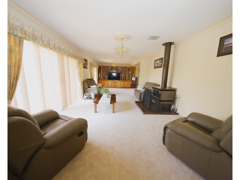 241 Capper Street, Tumut NSW 2720