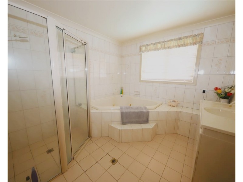 241 Capper Street, Tumut NSW 2720