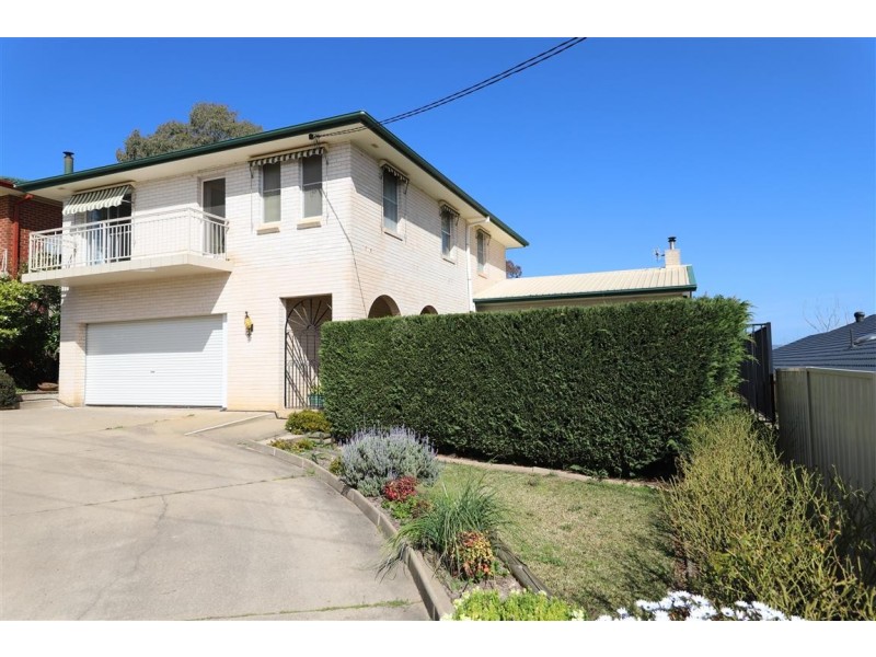 9 Godfrey Street, Tumut NSW 2720