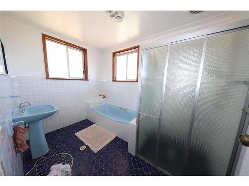 9 Godfrey Street, Tumut NSW 2720