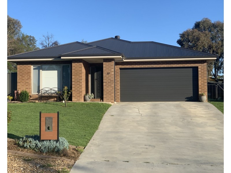37 Bundara Cres, Tumut NSW 2720