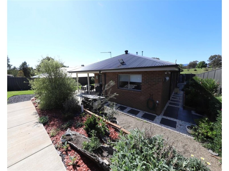 37 Bundara Cres, Tumut NSW 2720