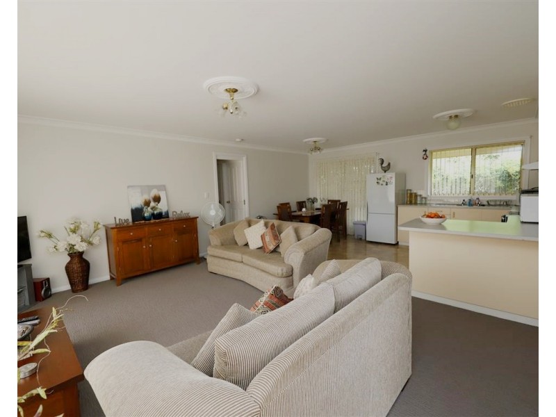 2/6 Mangaroo Avenue, Tumut NSW 2720