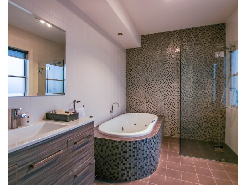 12 Wynyard Street “The Monarch”, Tumut NSW 2720