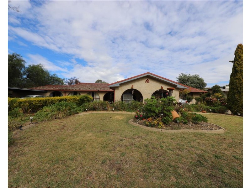 8 Shelley Street, Tumut NSW 2720