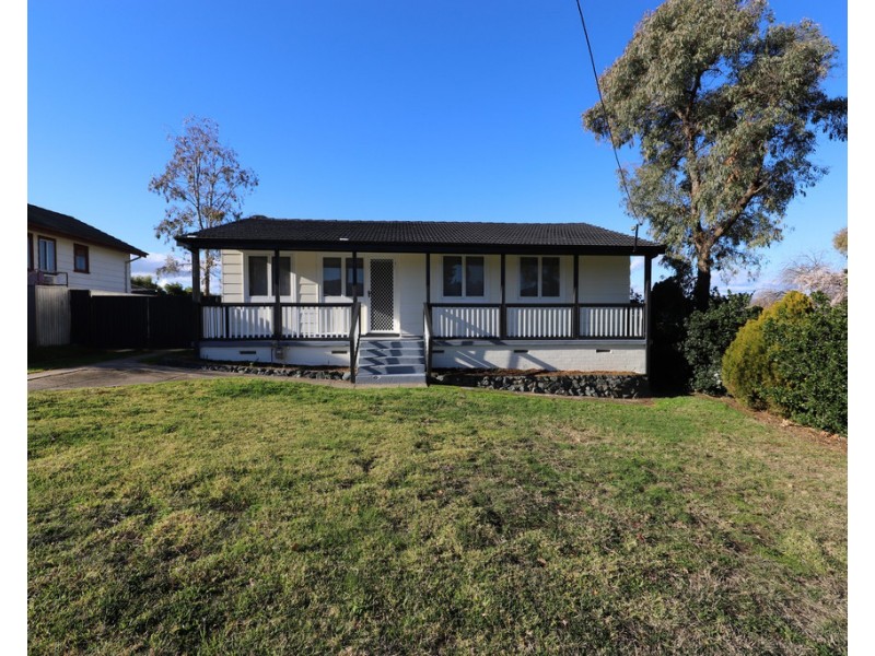 11 Hudson Street, Tumut NSW 2720