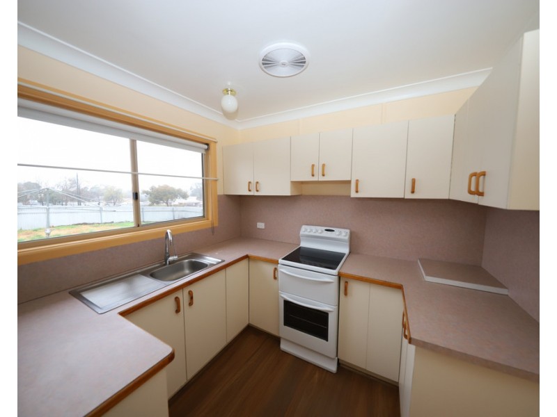 11 Hudson Street, Tumut NSW 2720