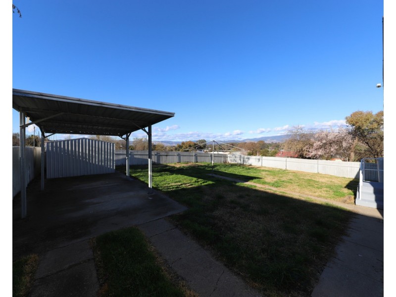 11 Hudson Street, Tumut NSW 2720