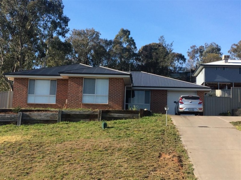 18 Booral Avenue, Tumut NSW 2720