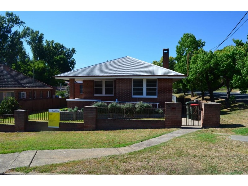 4 Robertson Street, Tumut NSW 2720