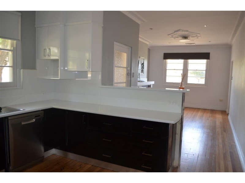 4 Robertson Street, Tumut NSW 2720