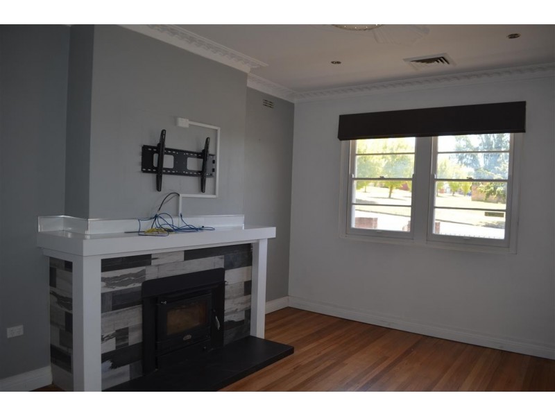 4 Robertson Street, Tumut NSW 2720